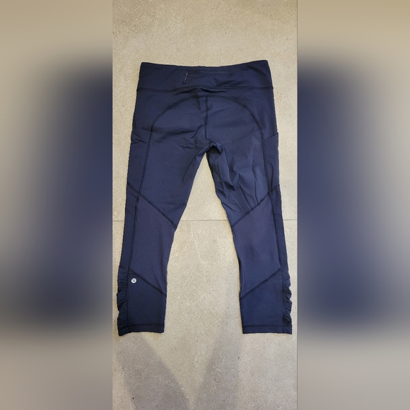 Lululemon navy blue cropped pants with side pockets and back storage pocket. - Picture 4 of 8